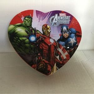 Tin box. Heart shaped. Marvel. Avengers Assemble